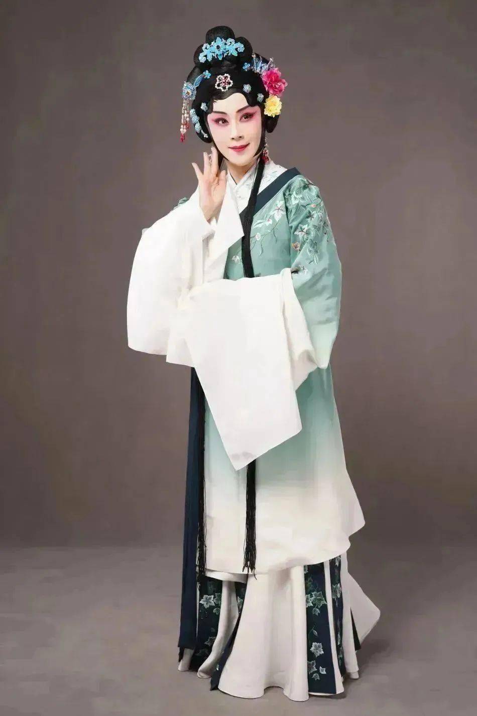 演员王倩倩饰贡小姐北京京剧院青年团优秀青年荀派花旦演员梁军委饰福