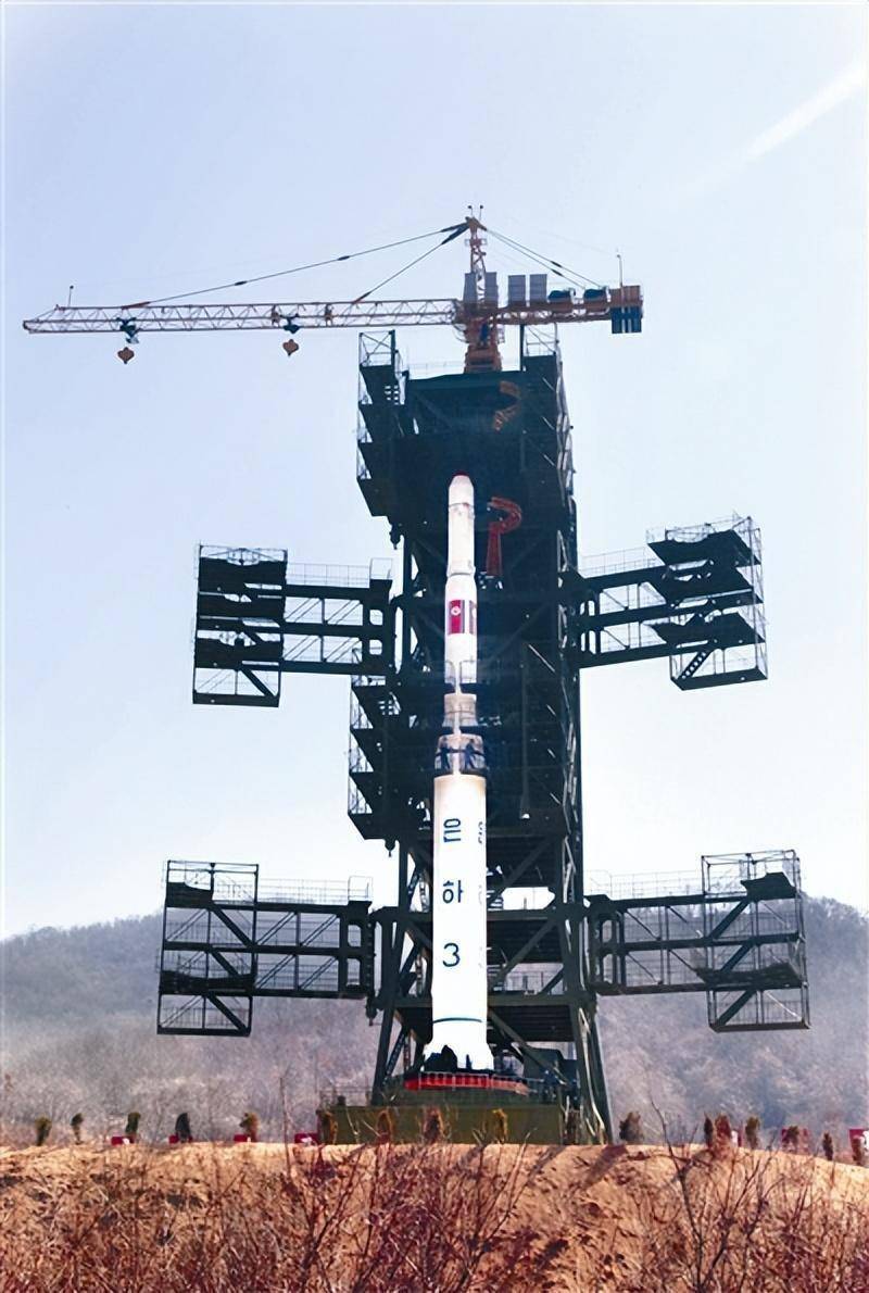 朝鲜提前发射卫星,日韩警报异常鸣响,韩军快速出动抢走火箭残骸_发射