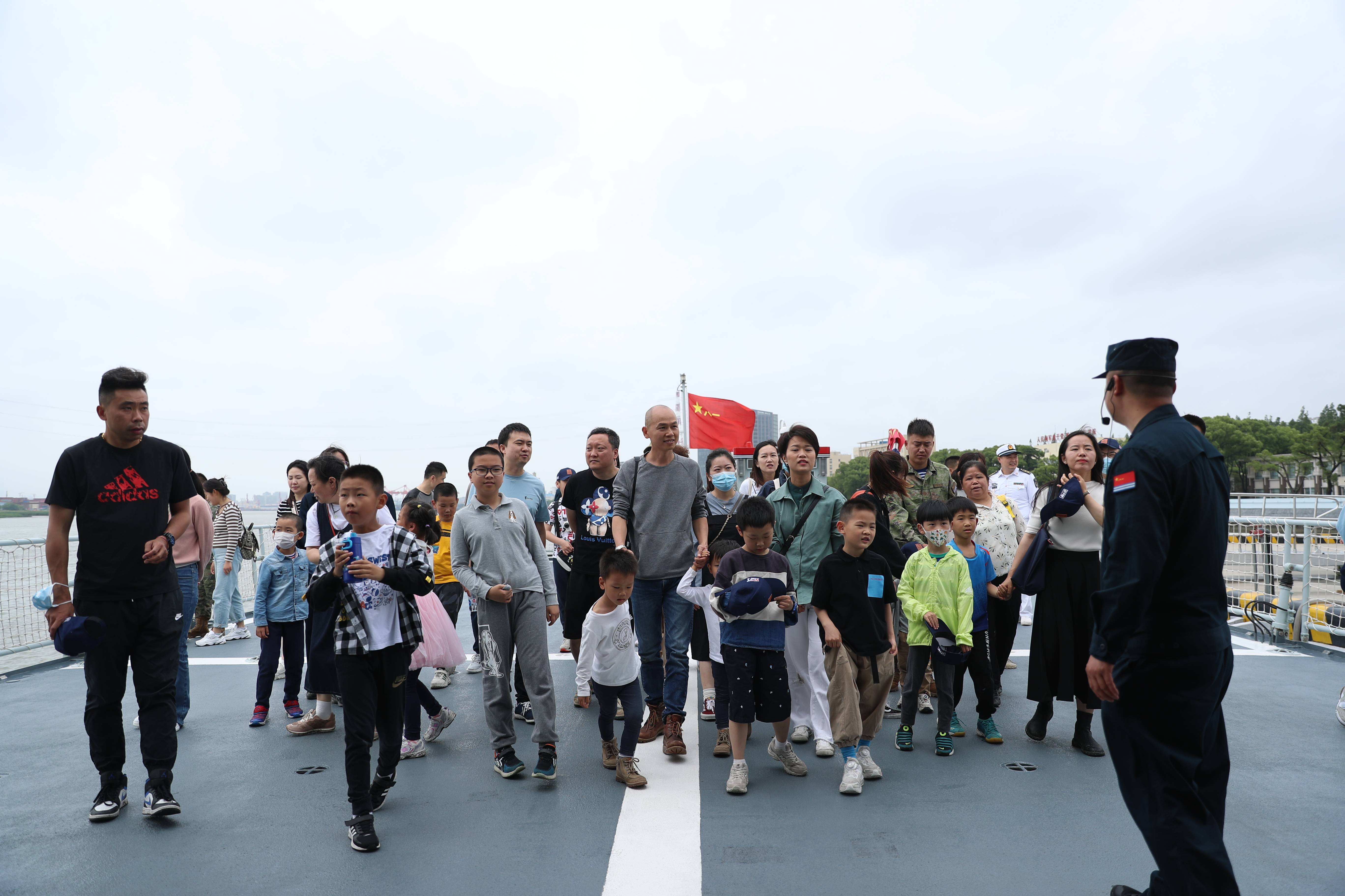 "威武雄壮的战舰,整齐划一的旗语展示,虎虎生风的刺杀操,非常震撼