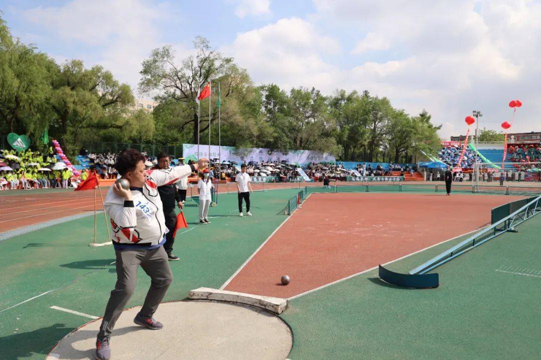 铅球需要落在限制线内,否则成绩无效.