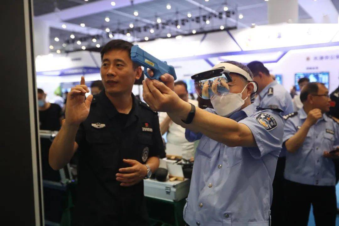 天津市公安局交警总队指挥室安高宏说,交警总队率先打造"数据融合