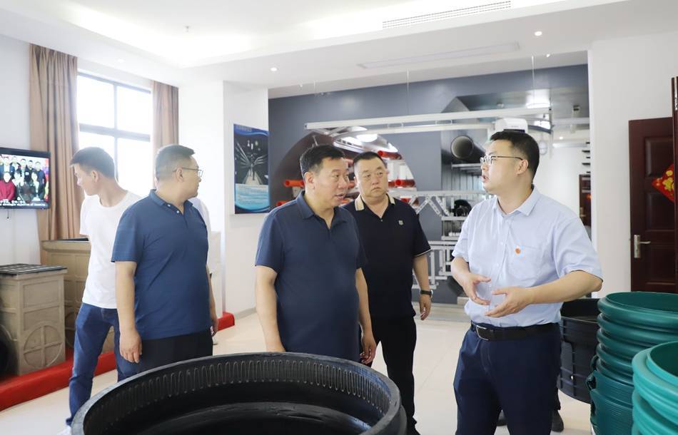 6565马越垠还考察了福建和盛塑业集团,参观企业