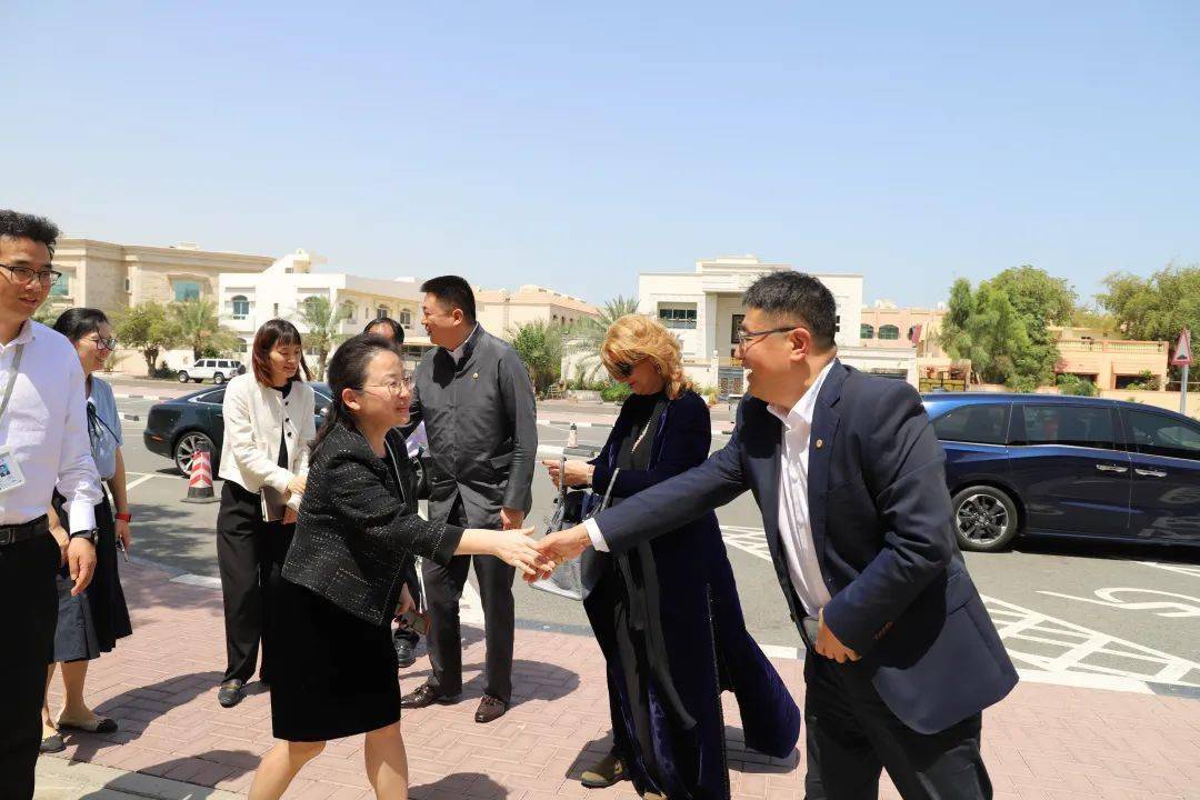 香港大学人类学教授宗树人先生,沙迦美国大学社会学教授汪昱廷女士