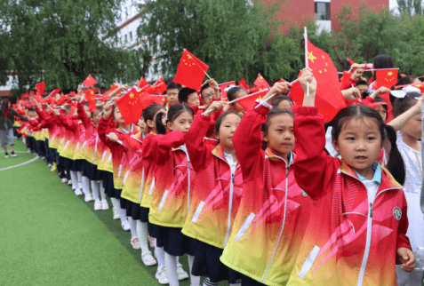 朔州市第四小学举行少先队入队仪式_少先队员_红领巾_队旗