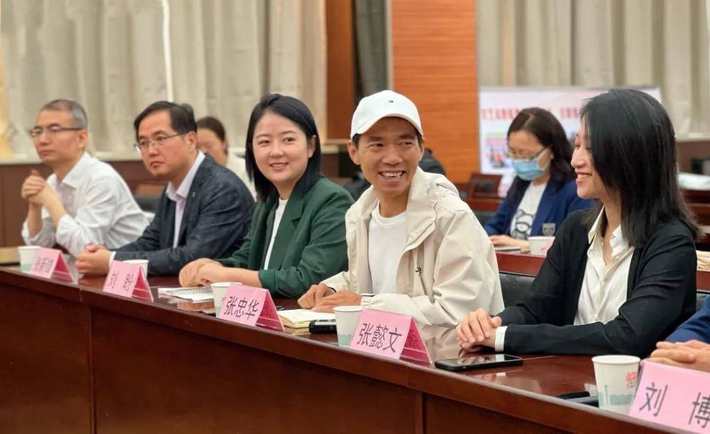 《树上有个好地方》由"80后"导演张忠华执导兼编剧.