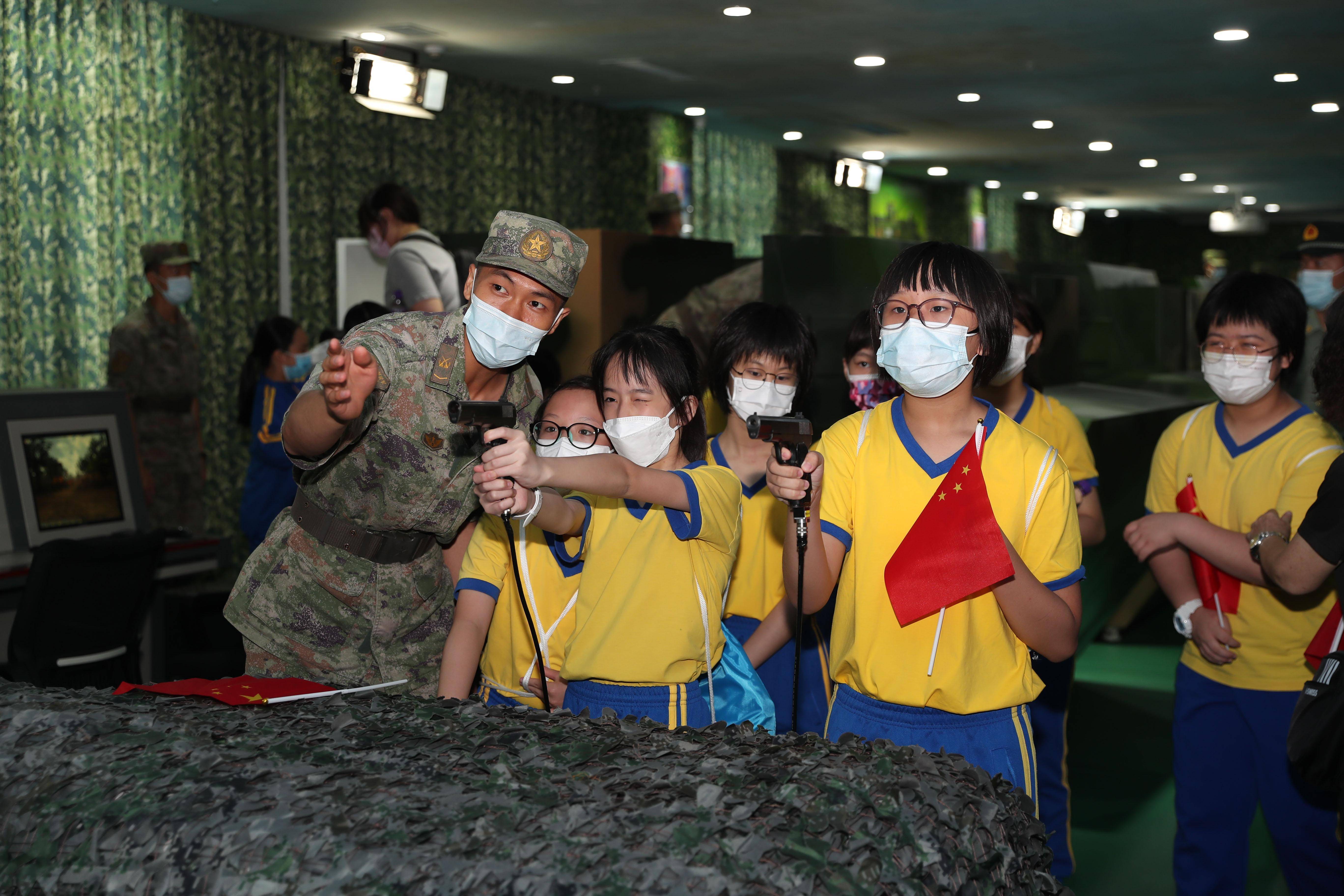 (港澳台·图文互动)爱国爱澳的"种子"在这里播撒——澳门小学生在驻澳