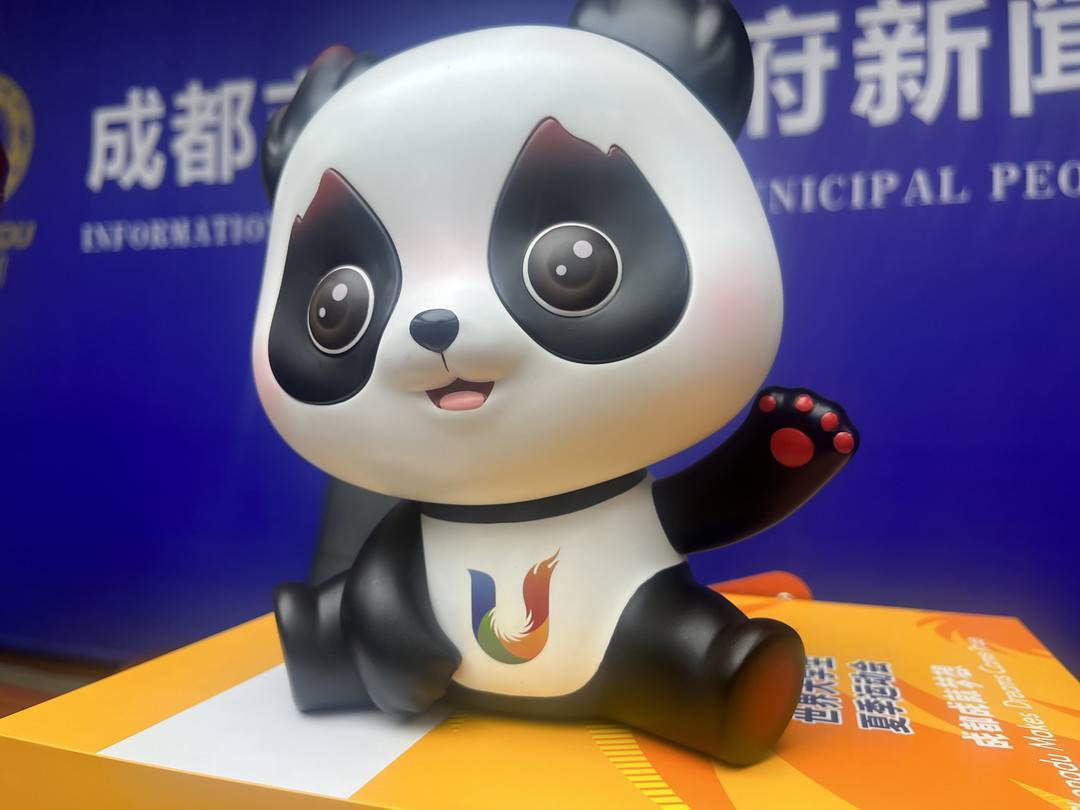  苗峪源透露,大运会吉祥物蓉宝是以熊猫基地真实的大熊猫芝麻为