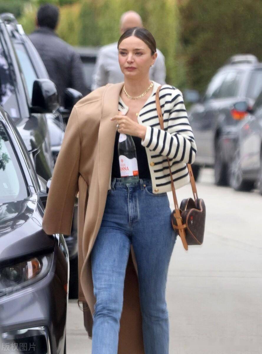 "天使超模"米兰达·可儿身穿条纹针织开衫 牛仔裤 大衣时尚大气