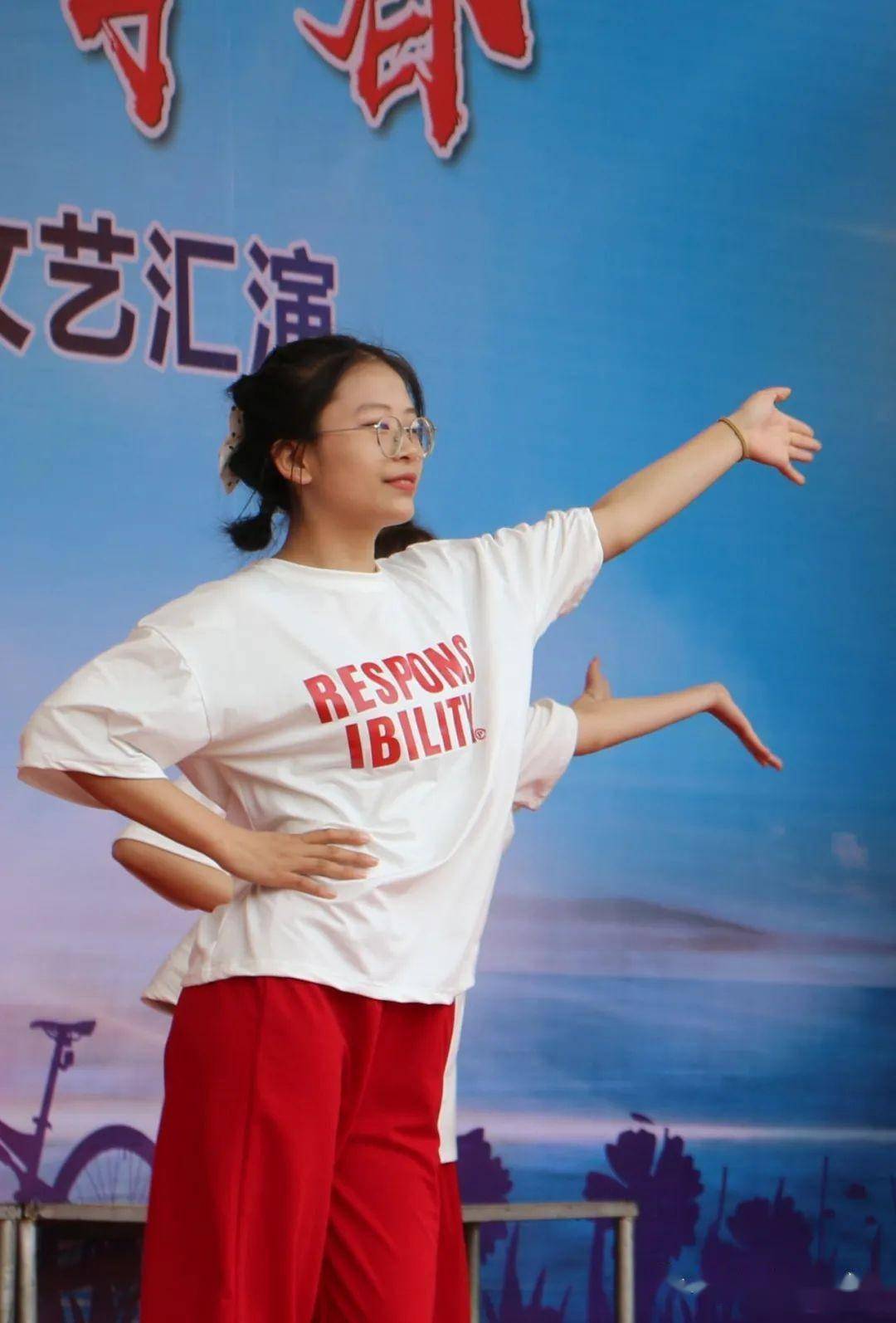 陇东学院附属中学举行2023届毕业典礼暨欢送毕业生文艺汇演_青春_祝福