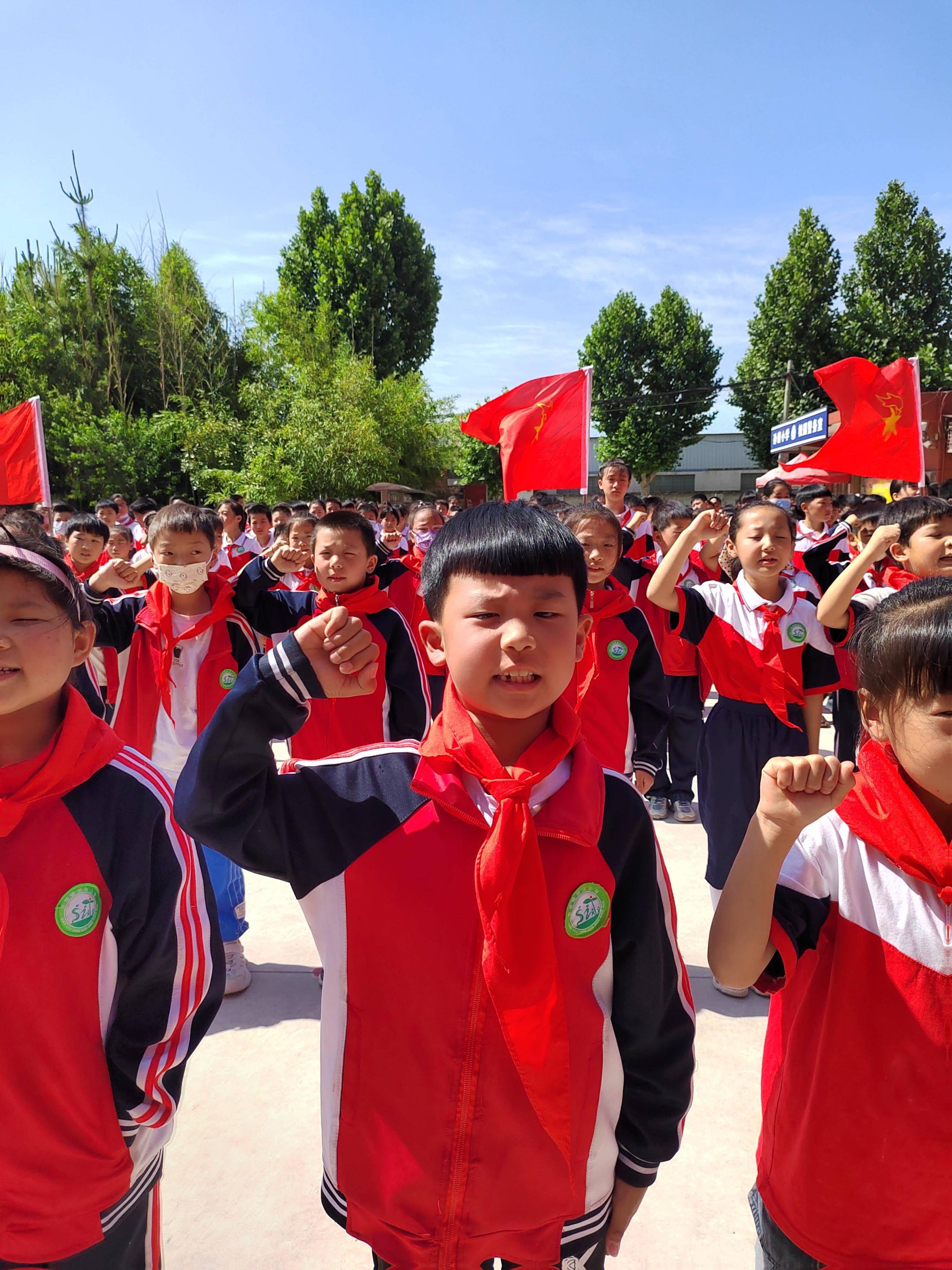 荥阳市乔楼镇孙砦小学举行新队员"六一"入队仪式_少先队员_红领巾