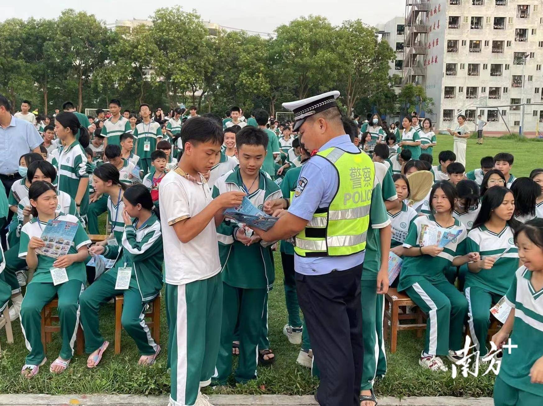 化州九中:"一盔一带"进校园,守护师生平安行_活动_行车_交通