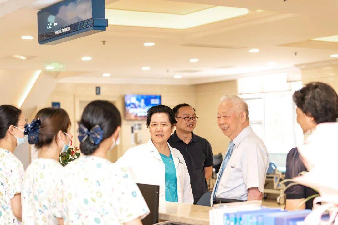 原国家卫生部副部长曹泽毅教授莅临成都安琪儿妇产医院视察指导工作