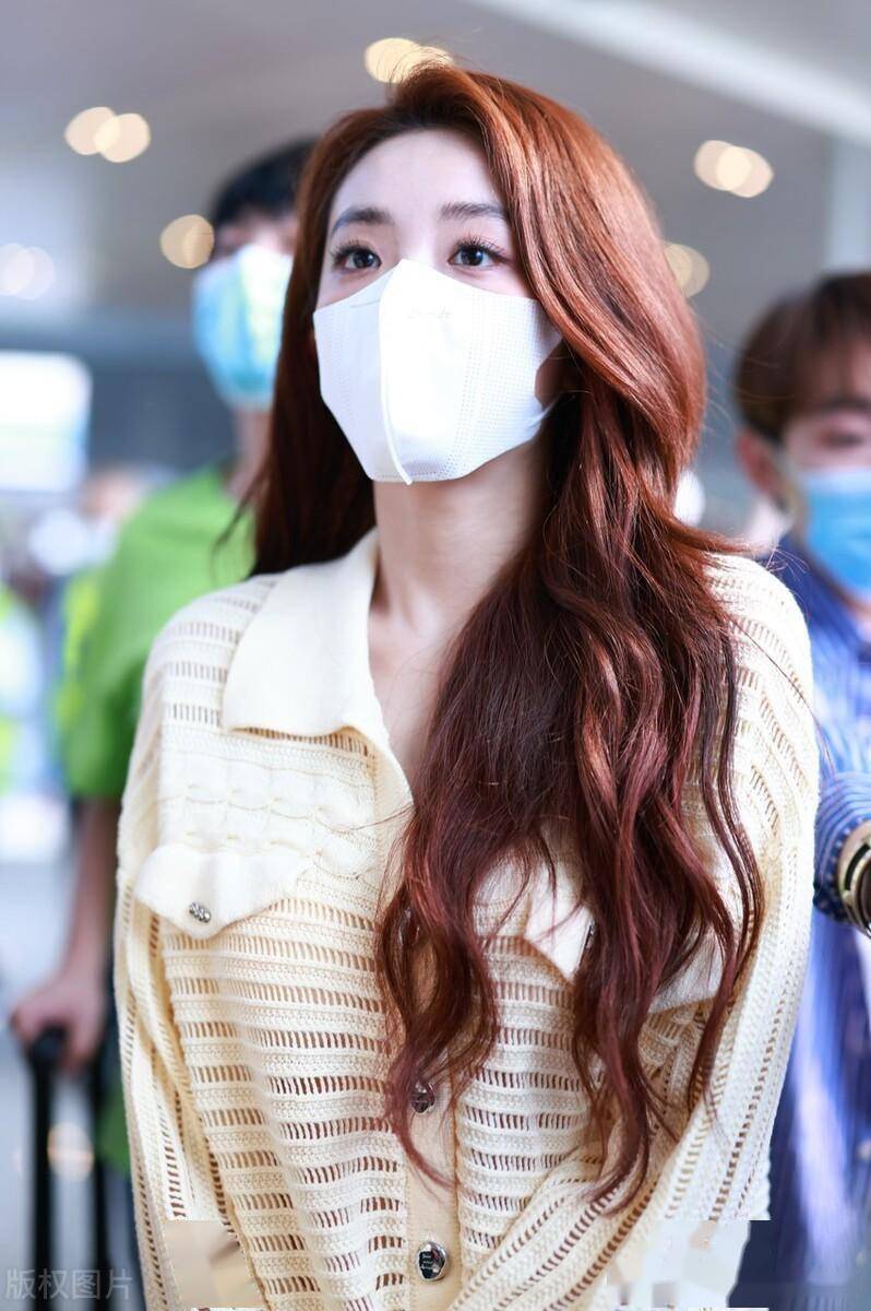 喻言一头金色头发十分靓丽,网眼针织衫更台色_上海_机场