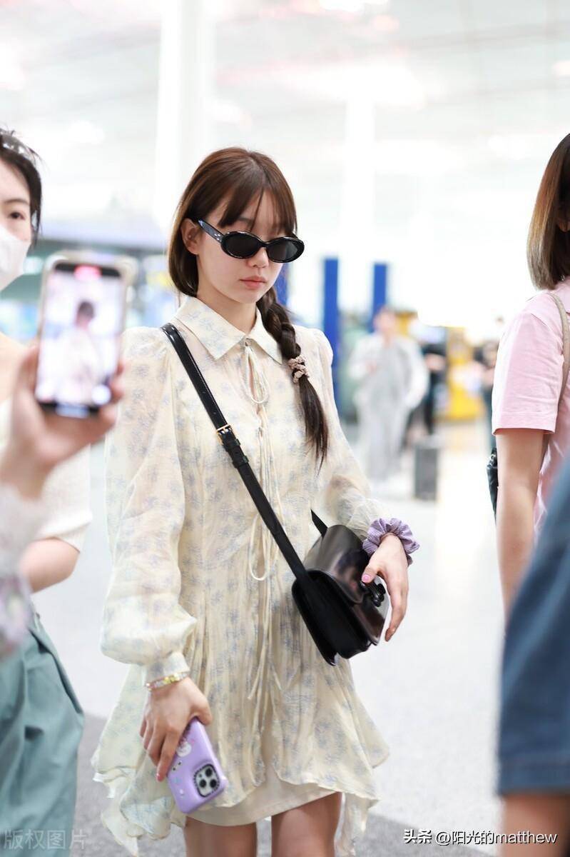 街拍:徐梦洁白色雪纺碎花衬衫裙可爱淑女_北京_机场