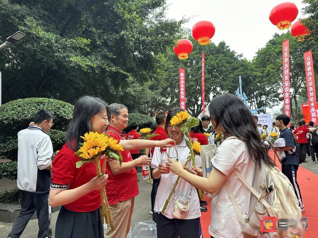 自贡一中为考生送上向日葵_离校_祝福_高三