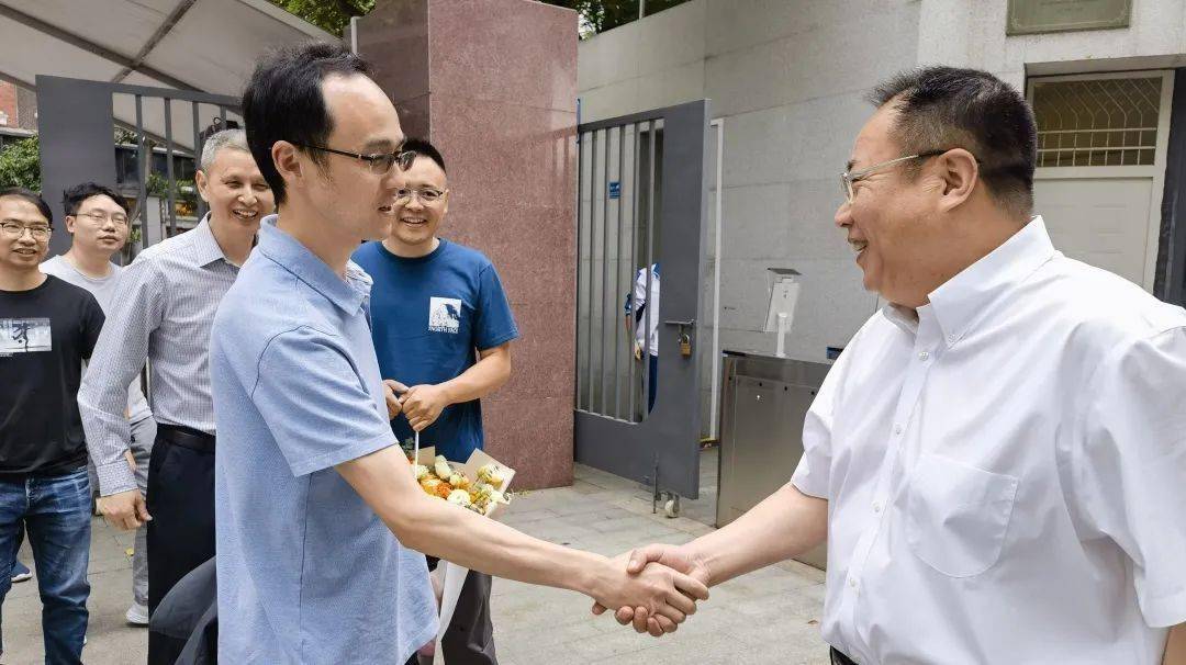 成都七中党委书记,校长易国栋首先带领张伟教授一行来到校史馆,为大家