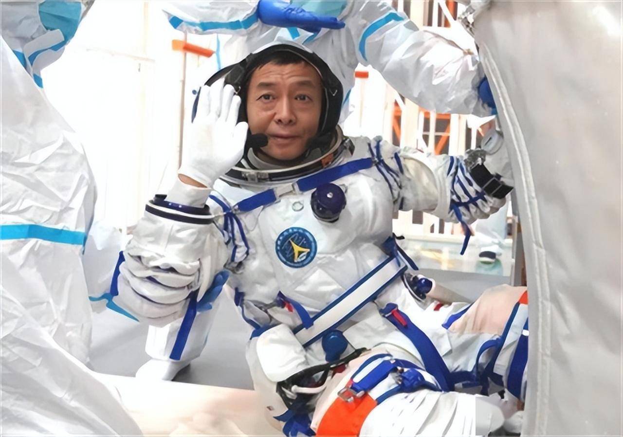最励志航天员邓清明:备战25年,家乡父老终于看他"飞天"_空军部队_首批