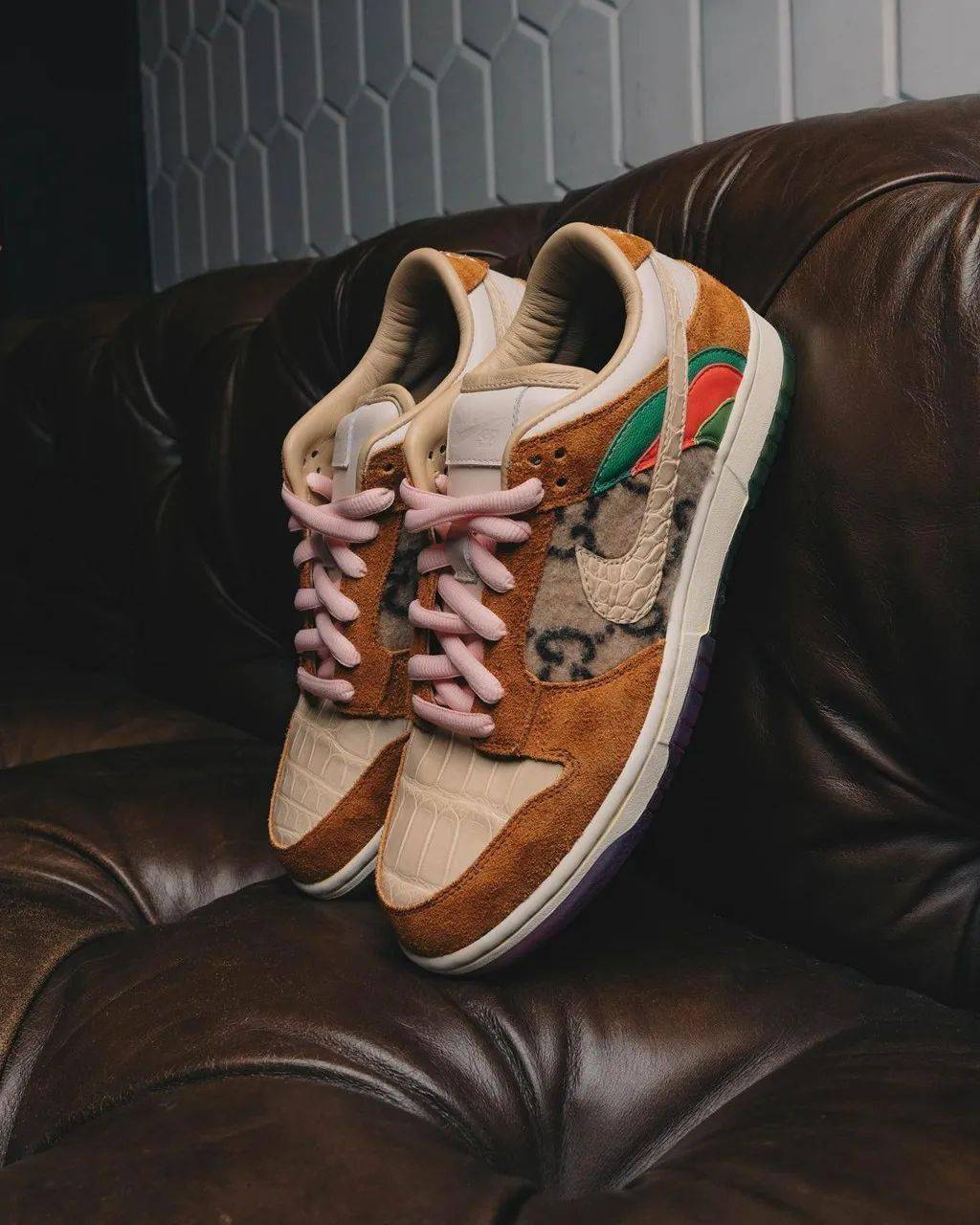 这款鞋子采用gucci皮草 nike dunk low为设计基础,从皮质内衬的选择