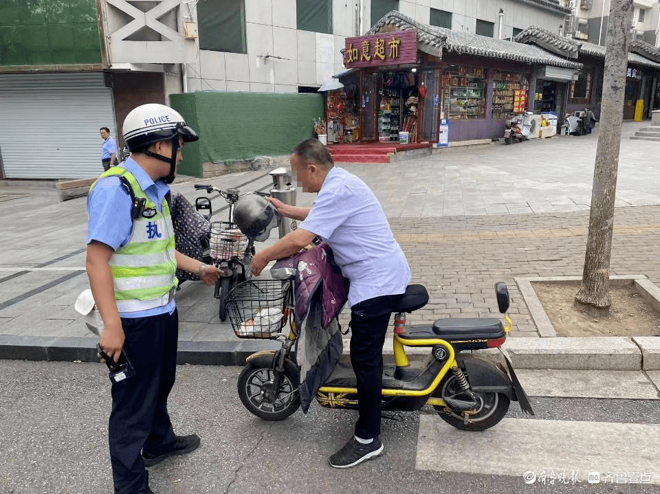 泰安交警景区大队持续发力开展驾乘电动车不佩戴头盔整治行动