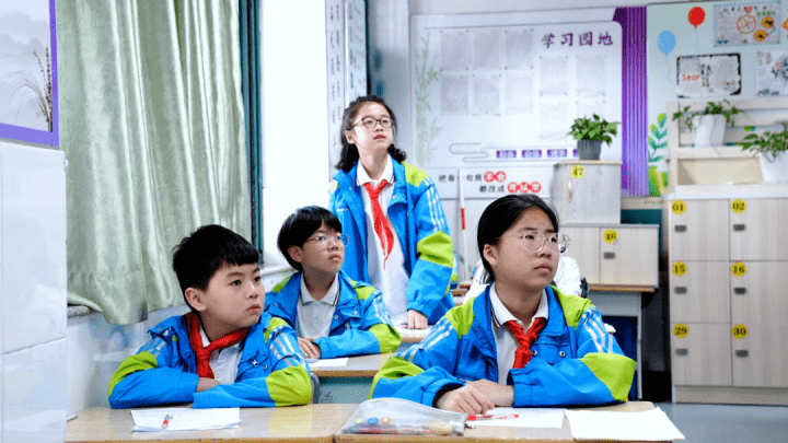 这位男孩名叫王昀臻,据臻妈杨琦琦介绍,幼儿园时的