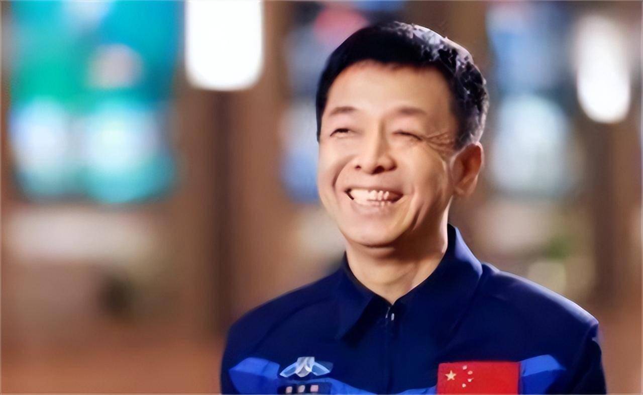 最励志航天员邓清明:备战25年,家乡父老终于看他"飞天"_空军部队_首批