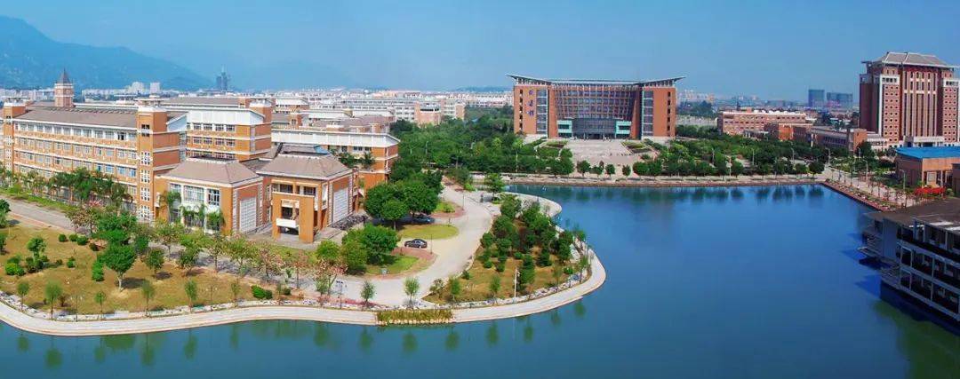 福建师范大学本部现有旗山,仓山两个校区,占地面积约4000亩.