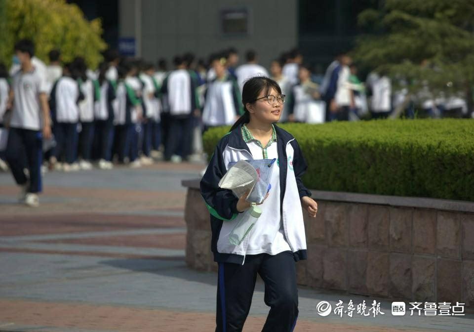 考生专用送考车安全有序抵达乐陵一中考点.