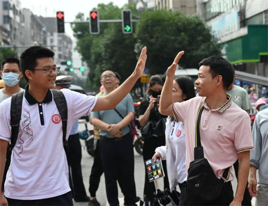 今早,南平万余名学子奔赴考场_考点_邵武_考生