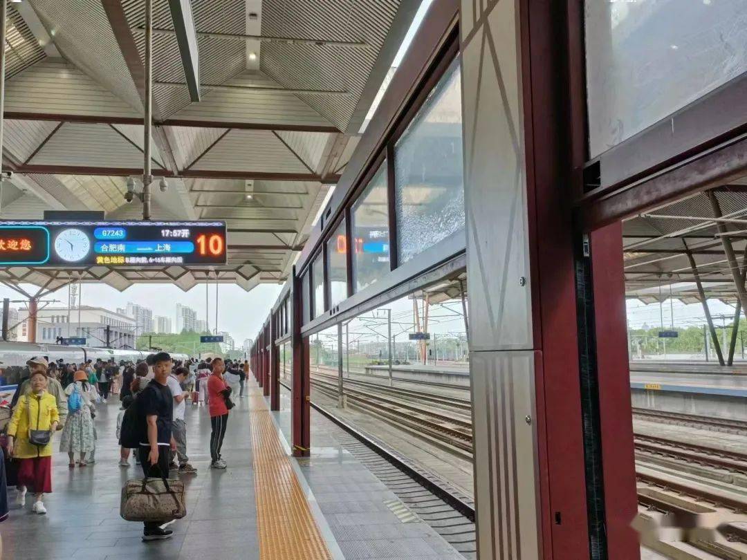 "地铁门"装上了高铁站台,可以称之为"安全门"(苏州站,自贡站和昆明站