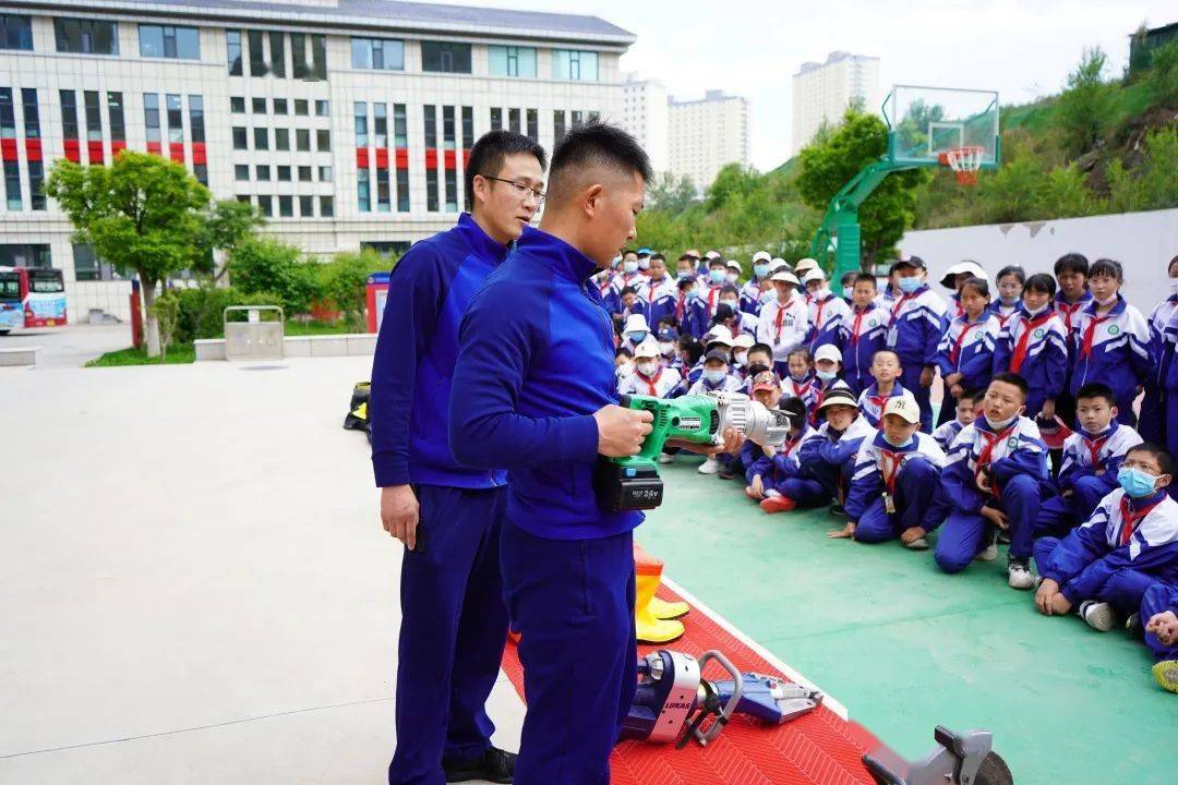 西宁城东消防邀请虎台中学开展红门开放活动_救援_灭火_消防车
