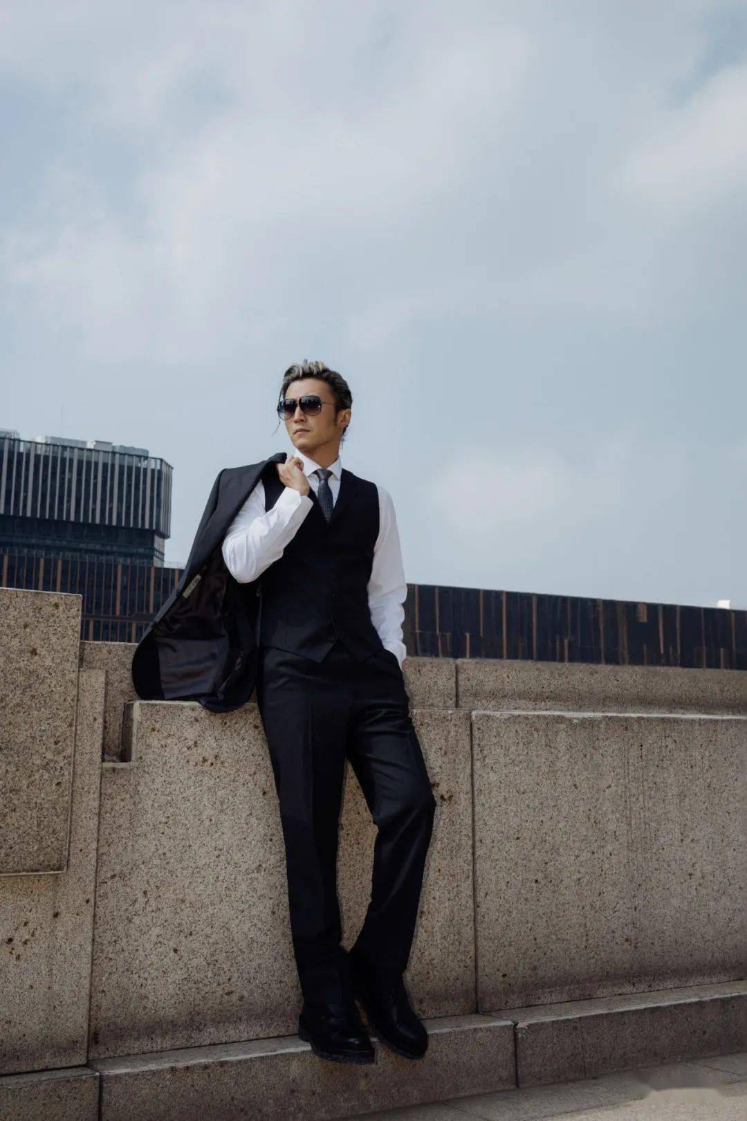 谢霆锋上海亮相 天台戴黑超留影极似四哥型佬味_合作_电影_黑色