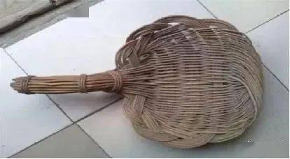 编织笊篱的材料起初多是植物的枝条,北方以柳条为主,南方以竹篾,藤条