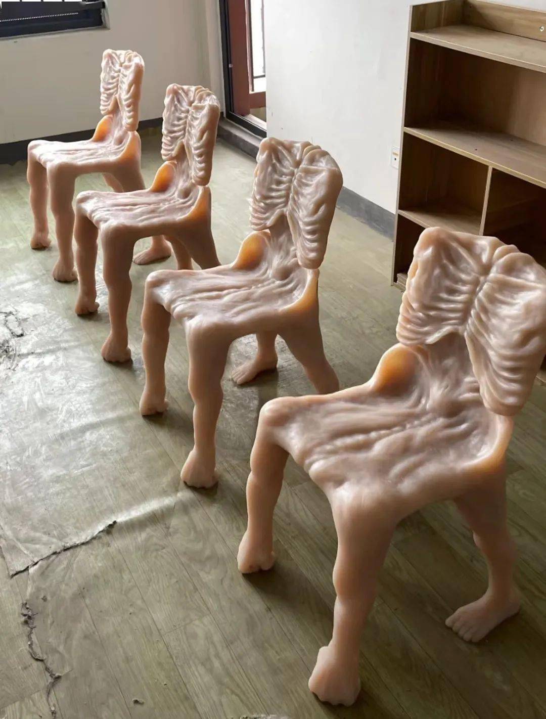 川美毕业展上惊现伊藤润二?网友:看不懂···_作品_椅子_人类