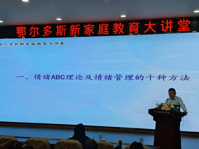因此,帮助孩子及早学会控制自己的情绪,教给孩子情绪管理的技巧,对