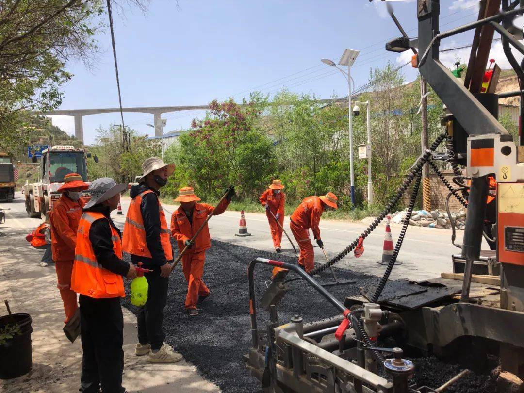 并在辖养的g212线实施了抗冰融雪沥青路面试验段铺筑