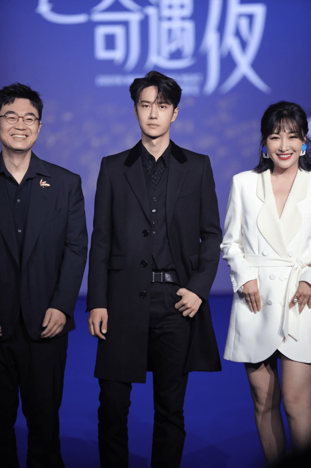 王一博长款黑色西装亮相 沈腾现场体验翻花_活动_陈飞宇_郑恺