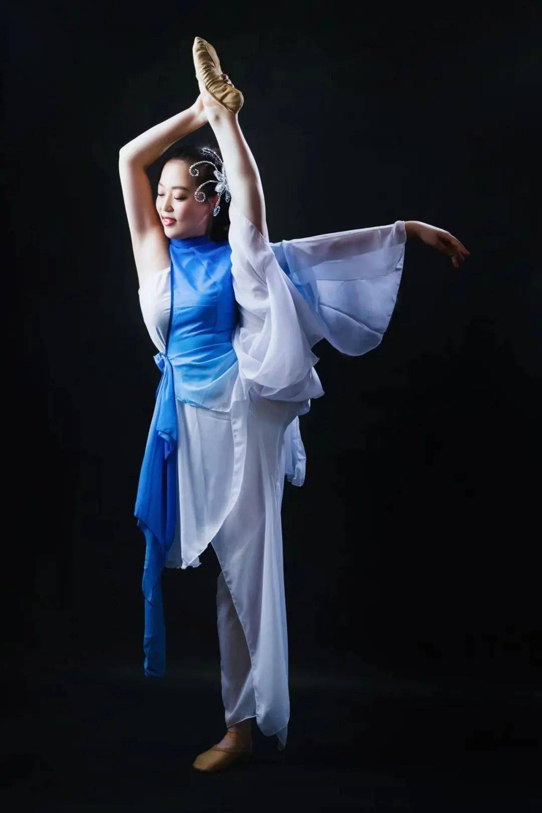 山东师范大学舞蹈学研究生;北京舞蹈学院考级资格教师;中国舞蹈家协会