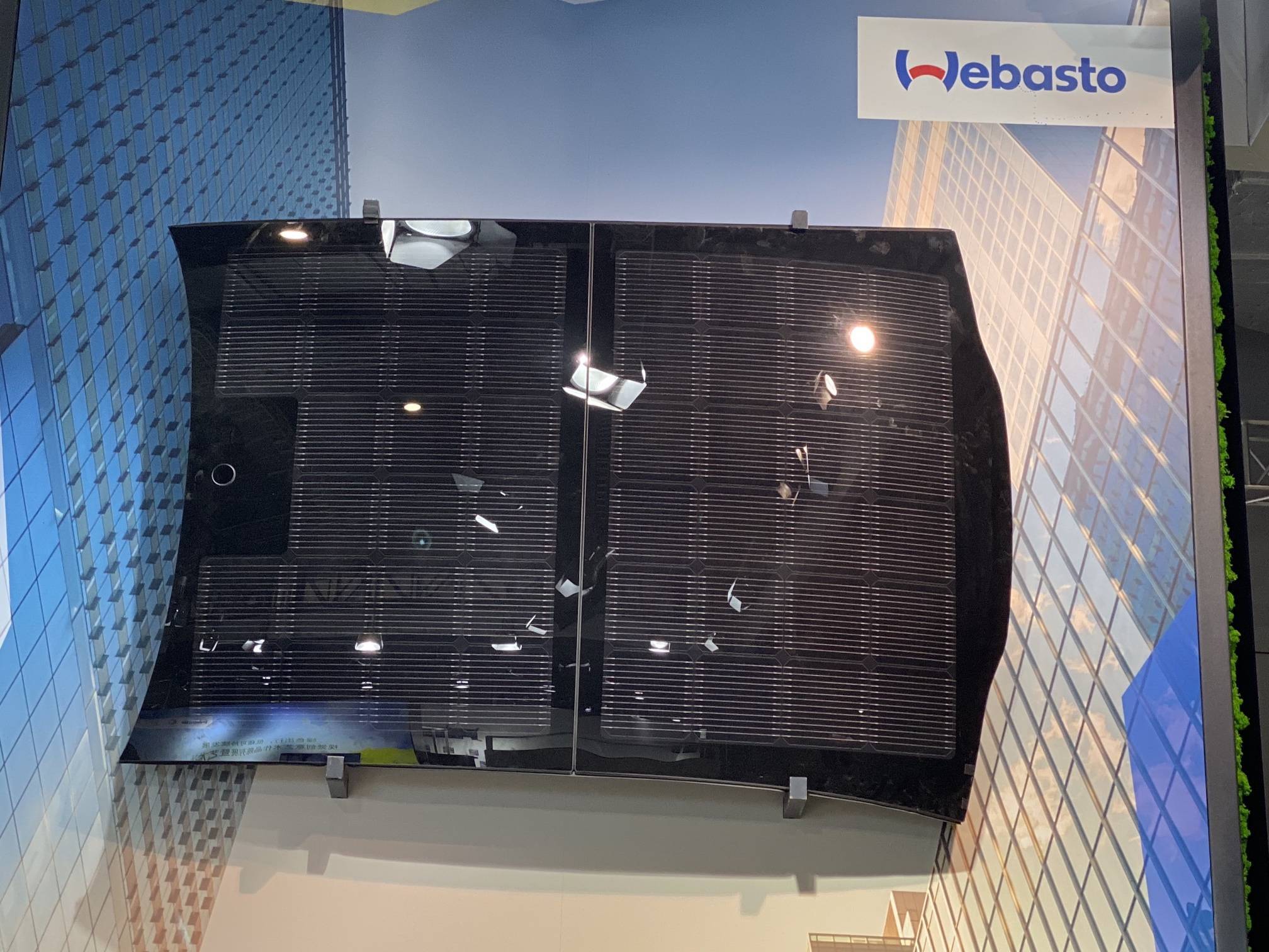 伟巴斯特带来的太阳能车顶可以发电,可以把电存储到动力电池系统里,还