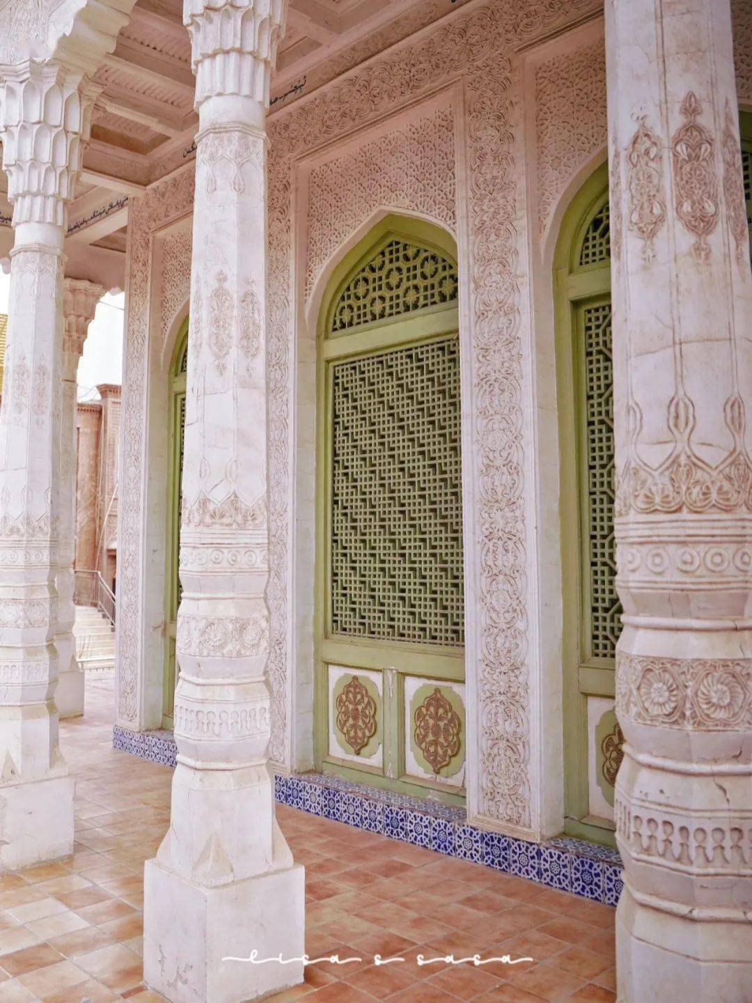 08小红书:kimben白色印花柱子和抹茶绿的雕花木窗,清新的配色让人