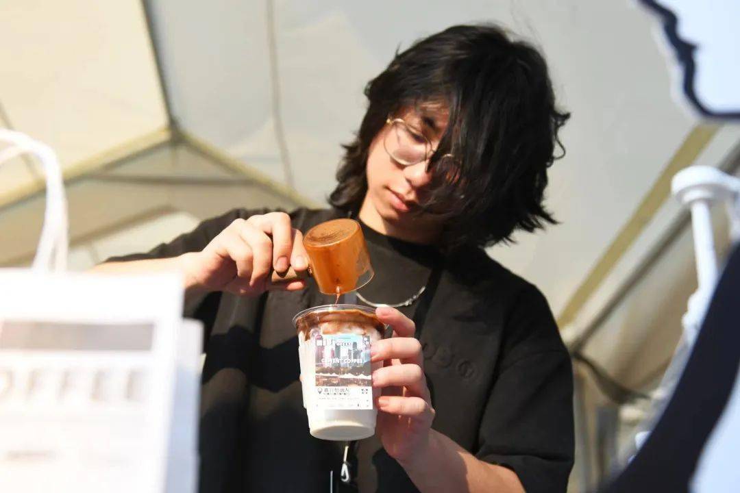 戴梦得门口为期3天的咖啡音乐会超好喝,还有5米大猫等你拍照~_集市