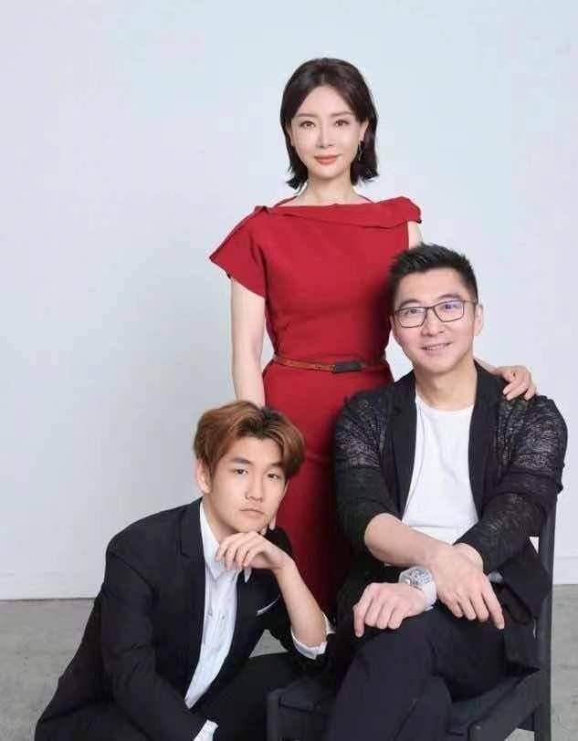 一袭大红色长裙的陈数跟继子在一起,看的出来两个人关系非常融洽,笑意