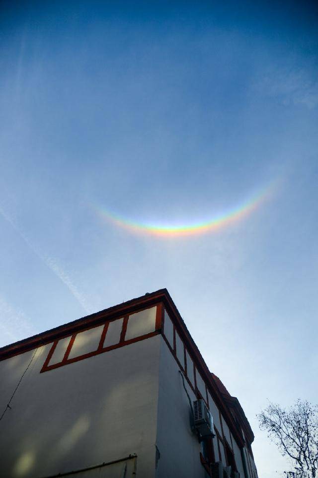 今晨济南天空出现"倒挂彩虹"!