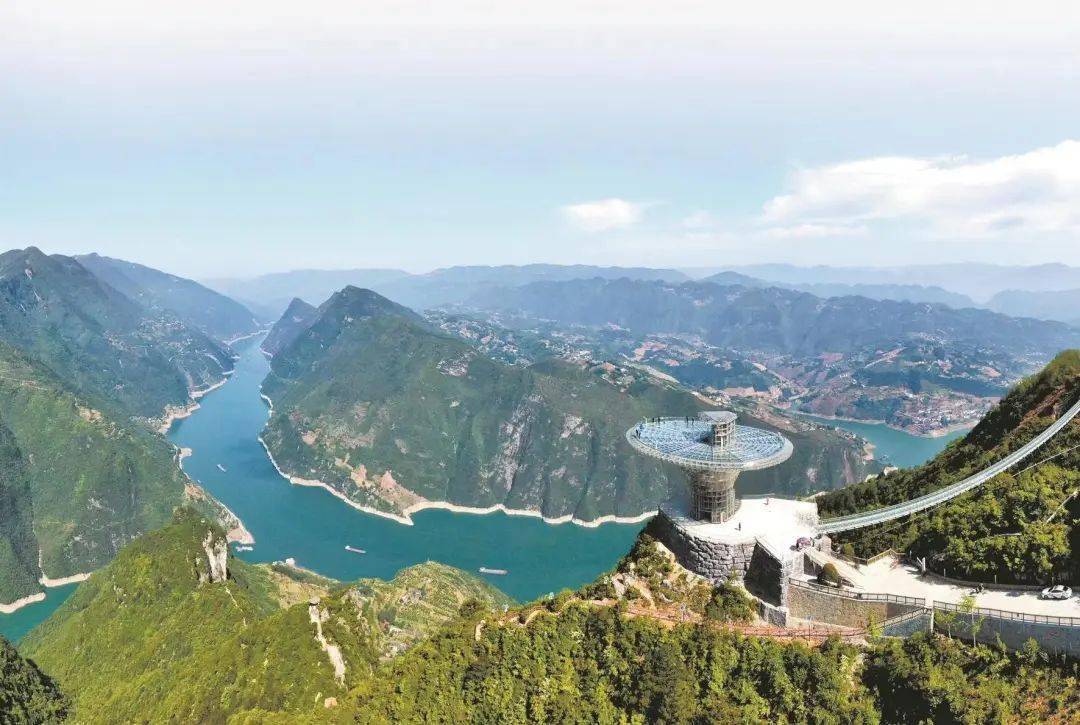 巫峡口景区感受百折不挠的纤夫精神游览峡谷风光可坐小木船在神农溪