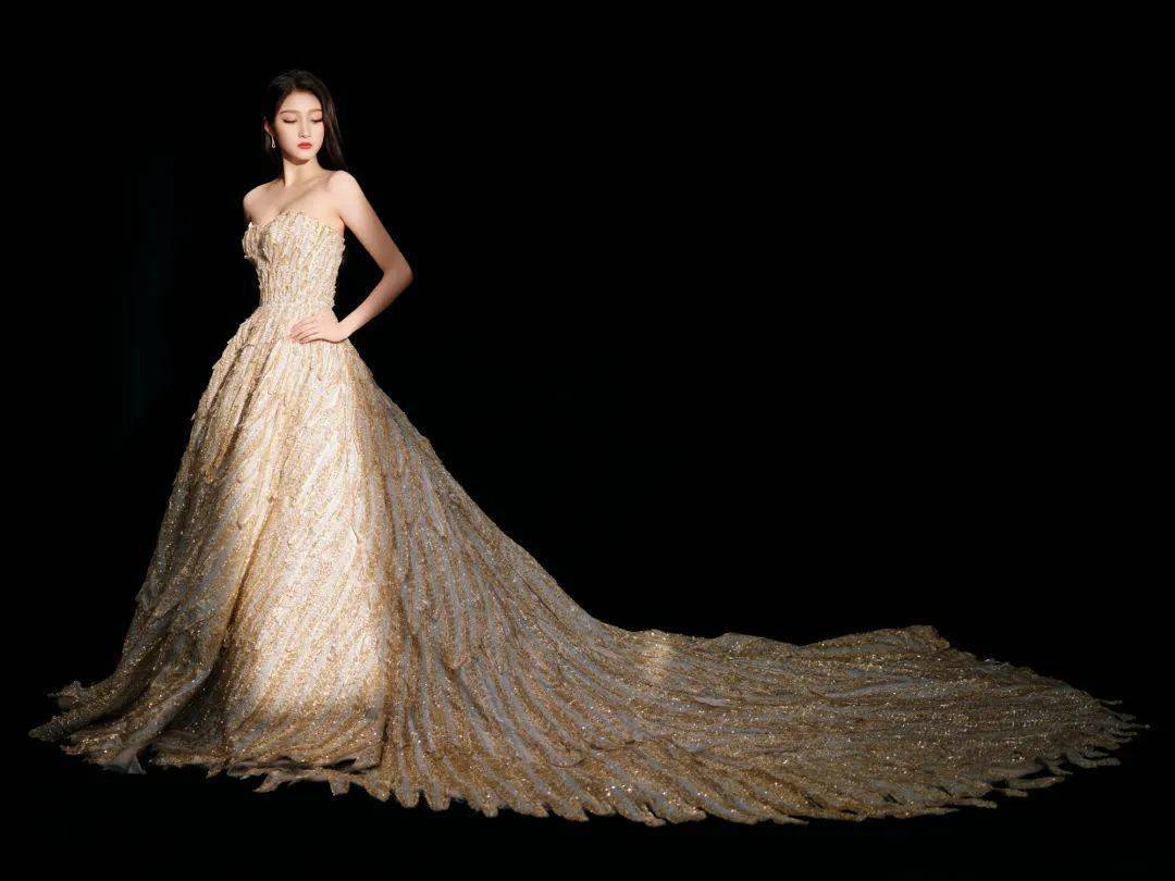 像关晓彤这样高挑的女生特别适合这种长纱对于倪妮这样有过习舞经历的