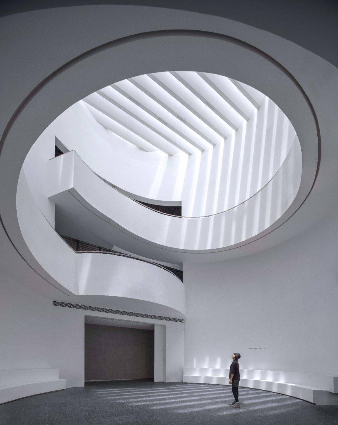 以此为母题在主厂房建筑中置入圆筒(o 空间)作为新的精神及核心引领