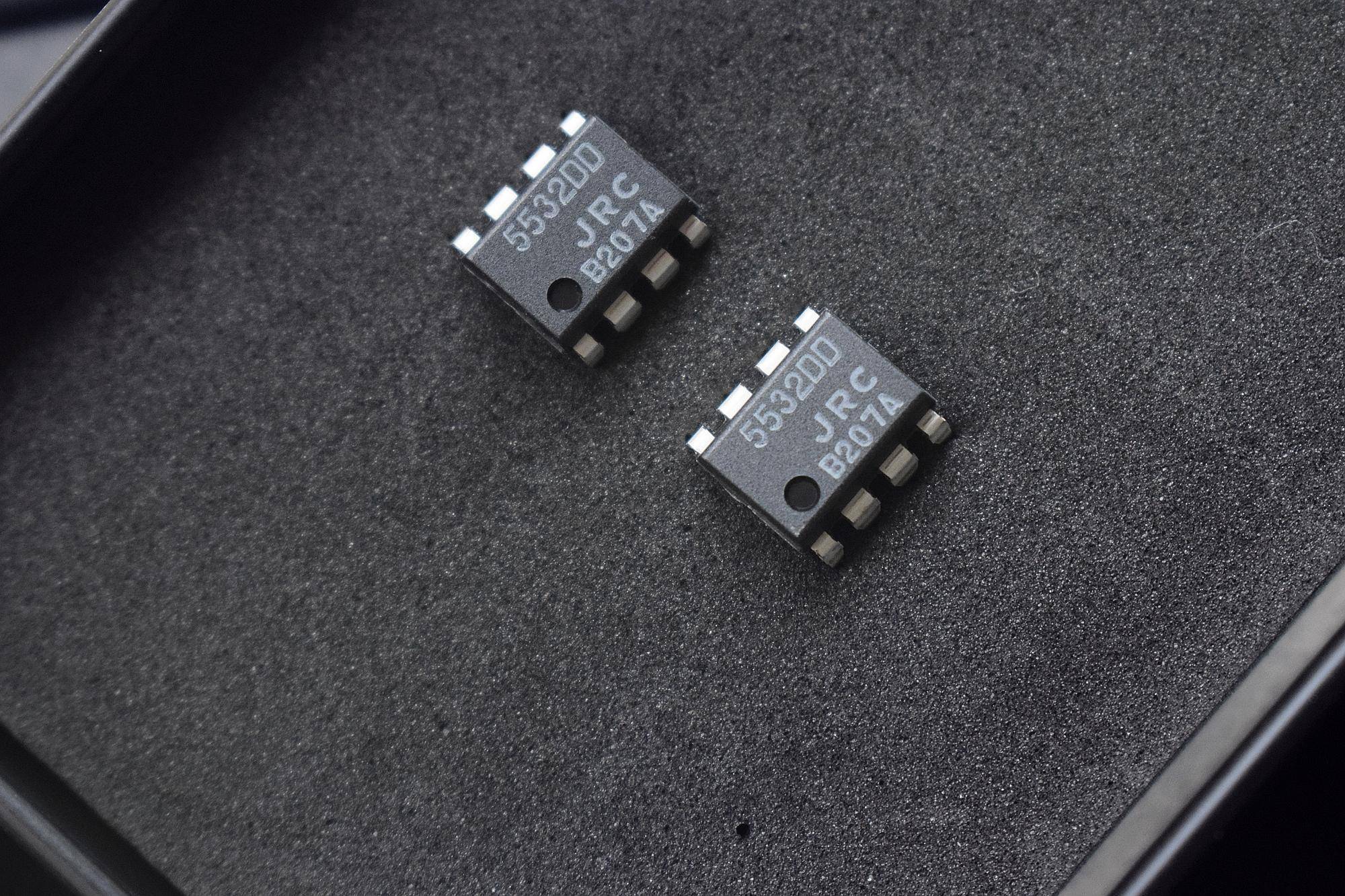 铁盒内的运放为两枚日本原装的jrc5532dd,我们可以根据附带的彩页图示