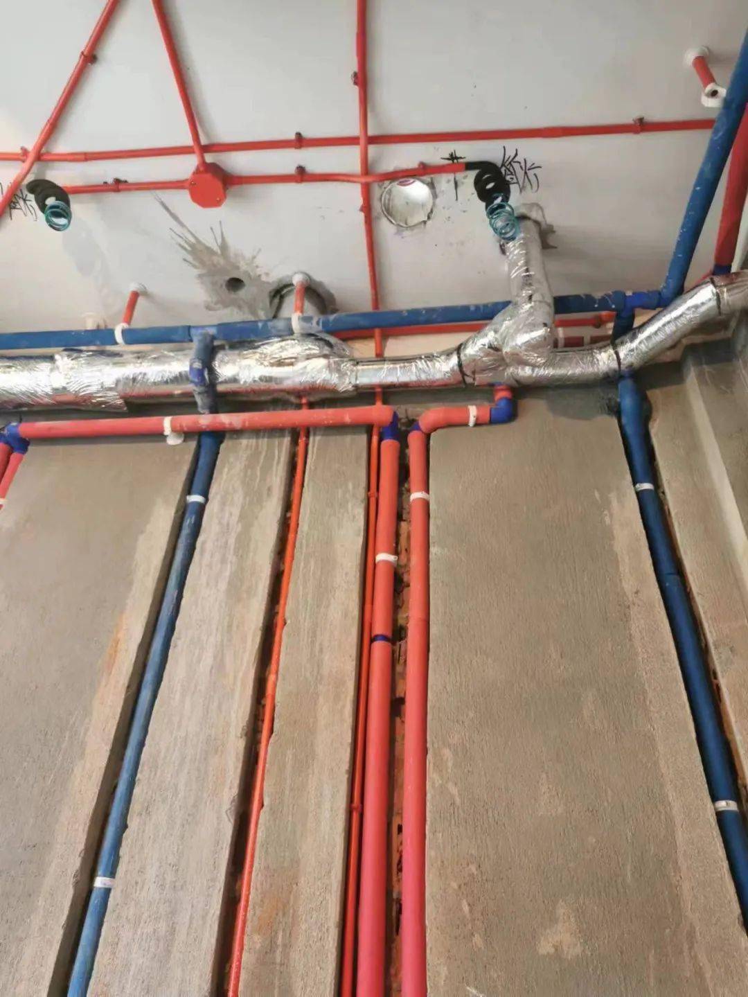 万城雅园汪绍余师傅工地木工基础工程施工中吊顶轻钢龙骨制作石膏板