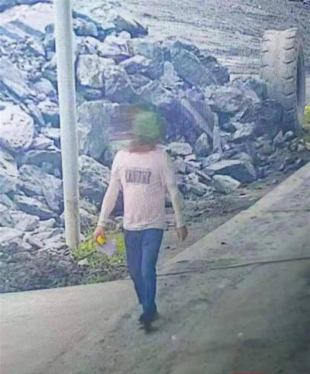 监控显示，严先生拿着卷尺和本子走向碎石机