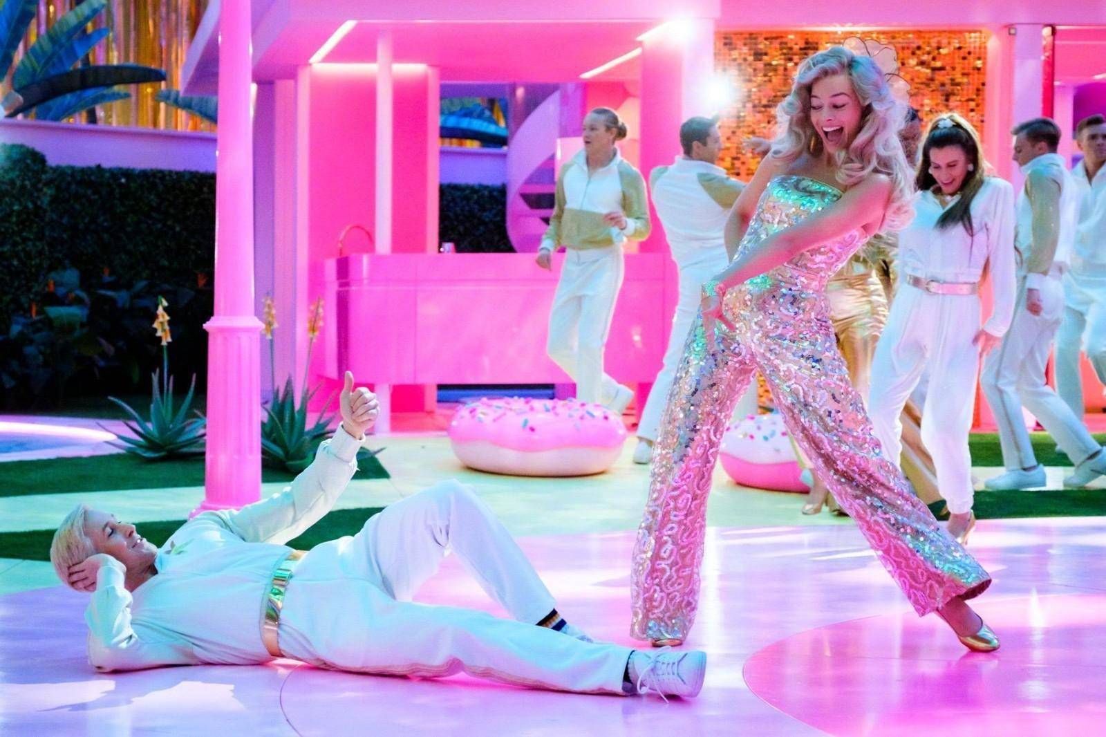 官方宣布即将开启全球宣传活动,玛格特·罗比和瑞恩·高斯林两主演将