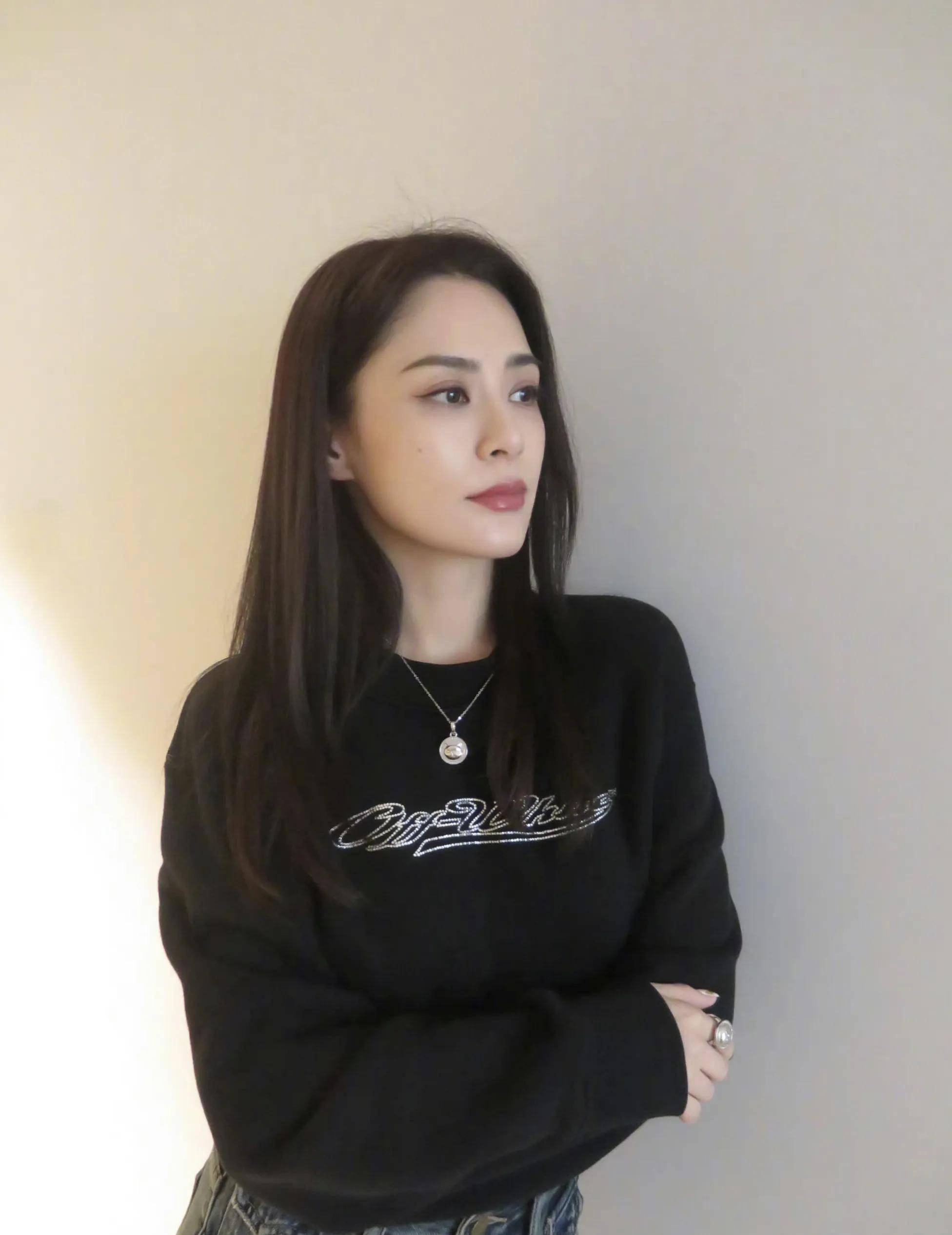 钟欣潼时尚写真:艳若桃李,秀丽端庄